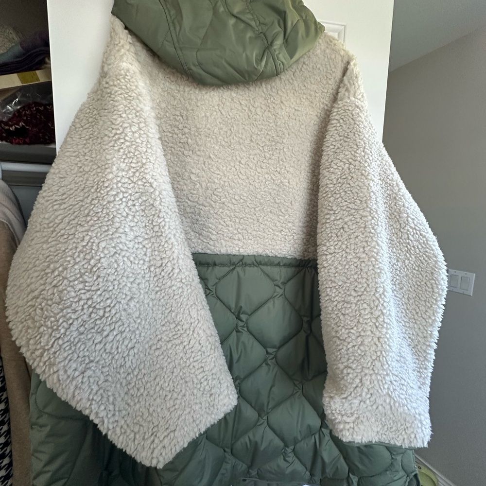 Great walking jacket. Oversized. Sherpa material on the top - Picture 2 of 2